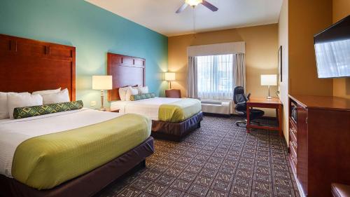 Habitación de hotel con 2 camas y TV de pantalla plana. en Best Western Plus Monahans Inn and Suites en Monahans