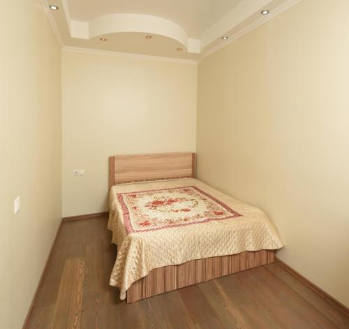 オムスクにあるOmsk Sutki Apartments Krasny Put 67の小さなベッドルーム(ベッド1台、ラグ付)