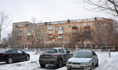 オムスクにあるOmsk Sutki Apartments on Irtyshskaya Naberezhnaya 26の建物前駐車場に三台駐車