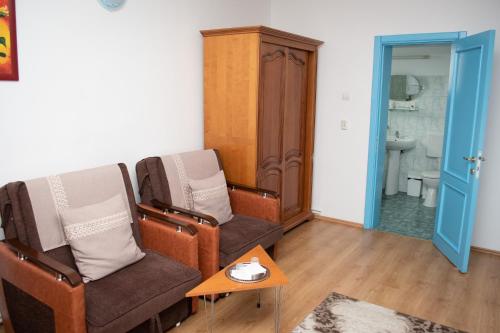 A seating area at Motel Via Targu Mures