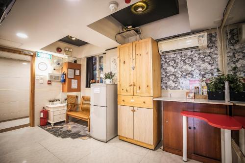 Кухня або міні-кухня у Tsim Sha Tsui Hotel
