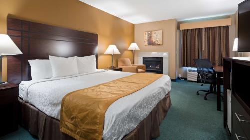Habitación de hotel con cama grande y escritorio. en Best Western Plaza Hotel Saugatuck, en Saugatuck