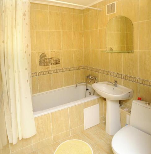 オムスクにあるSportivnyy proezd 4のバスルーム(バスタブ、洗面台、トイレ付)