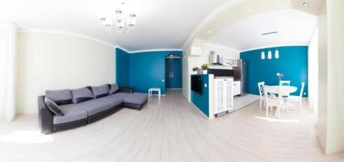 オムスクにあるАрхитекторов 14/1の青いリビングルーム(ソファ付)、キッチン