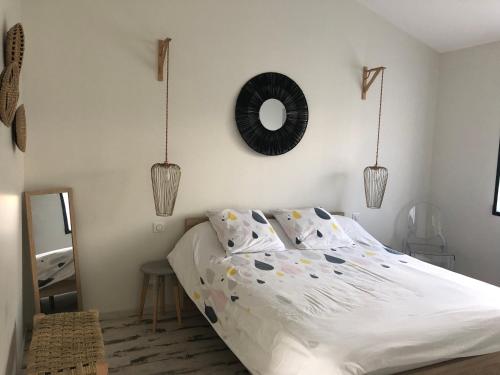 a bedroom with a bed and a mirror on the wall at Guesthouse proche bordeaux Parking in Eysines