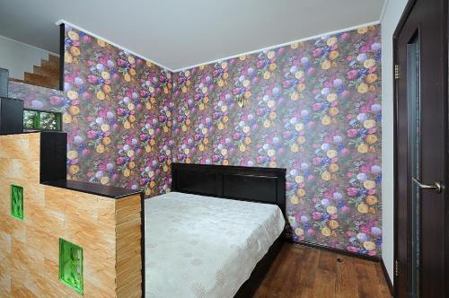 オムスクにあるКарла Маркса 31 Аのカラフルな壁のベッドルーム(ベッド付)