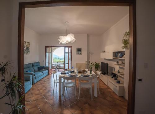A television and/or entertainment centre at Totohouse Da Marco piscina riscaldata