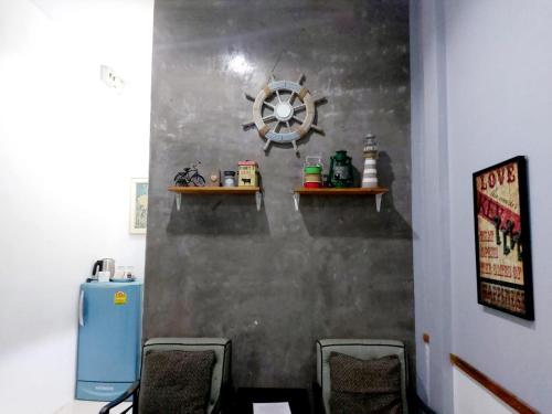 um quarto com uma parede com duas prateleiras e uma roda em Baan Minnie em Ko Samet