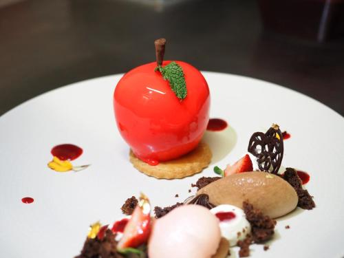 a dessert with an apple on a white plate at Le Nautile Beachfront in Saint-Gilles les Bains