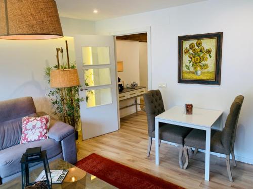 sala de estar con sofá y mesa en Apartamento con encanto Puerto de Navacerrada, en Cercedilla