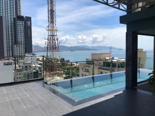 un balcone con piscina in cima a un edificio di ABAY Hotel a Nha Trang