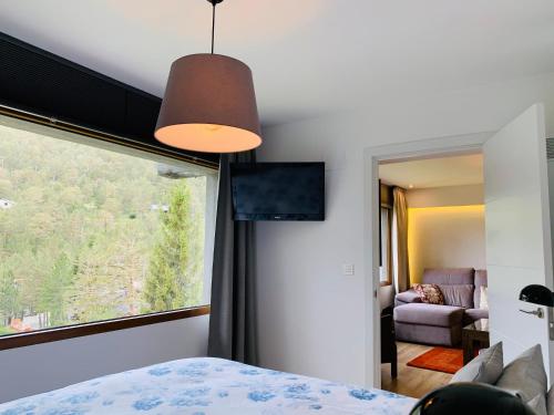1 dormitorio con cama y ventana grande en Apartamento con encanto Puerto de Navacerrada, en Cercedilla
