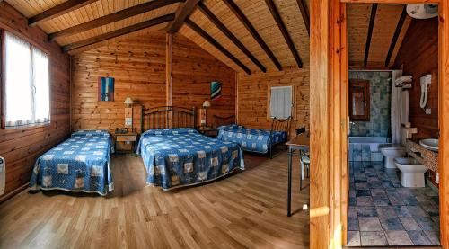 Cette chambre comprend deux lits et une salle de bains. dans l'établissement Hotel Piedra, à Perlora