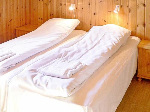 Sørbøにある4 person holiday home in Sørbøvågの木製の壁の客室内の白いベッド2台