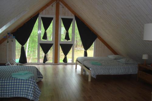 1 dormitorio con 2 camas en un ático en B&B La Forêt de Charmeuse, en Ruaudin