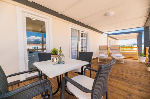 a dining room with a table and chairs at Mobile Homes Krk Silo in Šilo