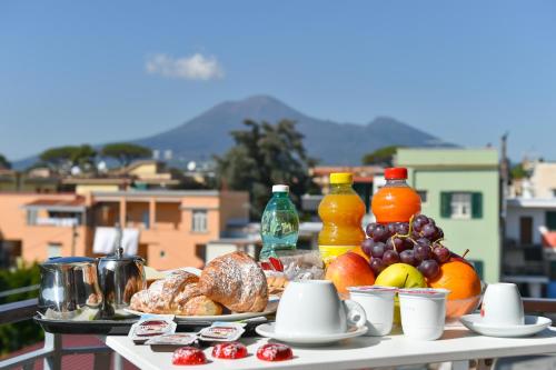 un tavolo con un mucchio di cibo e frutta sopra di Pompei Inn Ruins B&B Luxury Suite a Pompei