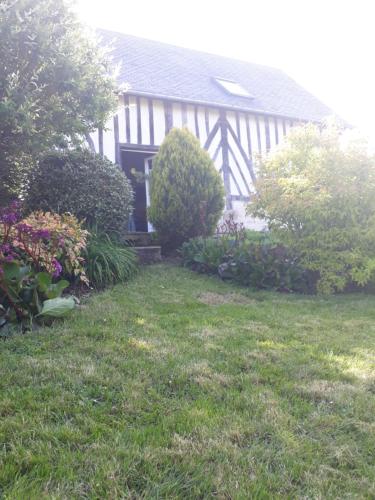 a house with a yard in front of it at Gîte 'les matins calmes ' in Cheffreville-Tonnencourt