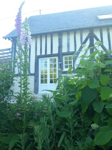 a house with a blue and white at Gîte 'les matins calmes ' in Cheffreville-Tonnencourt