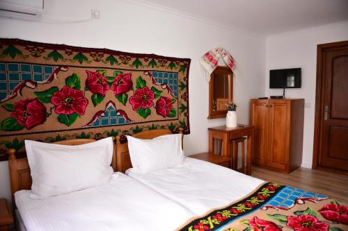Giường trong phòng chung tại Dumbrava