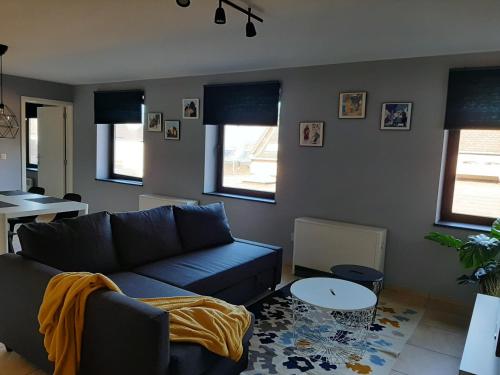 uma sala de estar com um sofá e uma mesa em Panda Parc Appartment proche Pairi Daiza-Shape-Nato em Lens