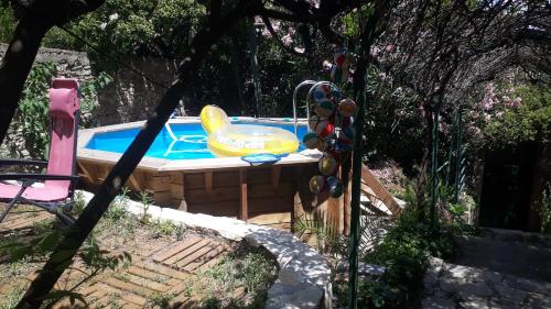 einen Pool mit einer Gummiente im Hof in der Unterkunft Caraussane caractère terrasse sur jardin et wifi via fibre en coeur de ville in Sète