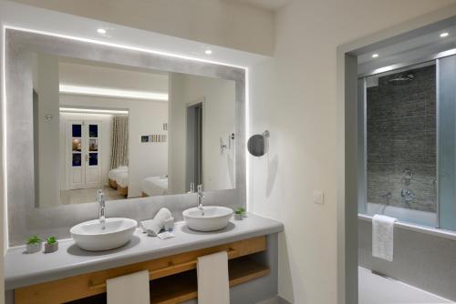 Koupelna v ubytování Petinos Hotel
