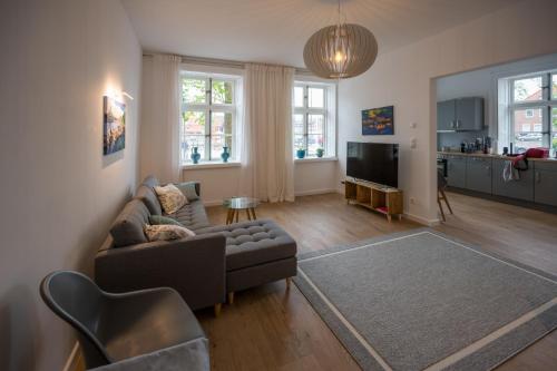 a living room with a couch and a tv at Ferienwohnung _Altes Zollamt_ in Neustadt in Holstein