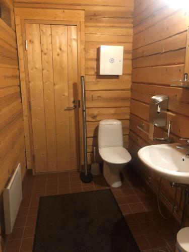 a bathroom with a toilet and a sink at Kyly in Savonlinna