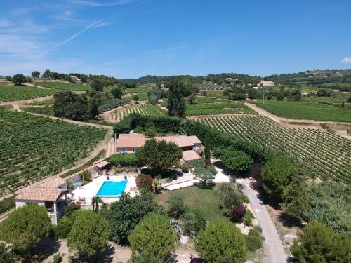 an aerial view of a estate with a swimming pool and a vineyard at Mas des Sources in Visan