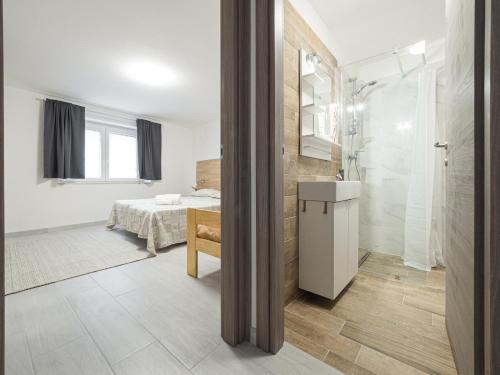 bagno con lavandino e doccia in camera di Appartamento Ai Crocus a Cesclans