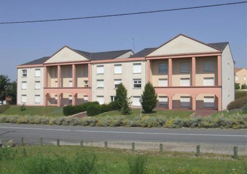 un gran edificio al lado de una carretera en Appart Hôtel Futuroscope Nintendo - site du Futuroscope - Poitiers, en Jaunay-Clan