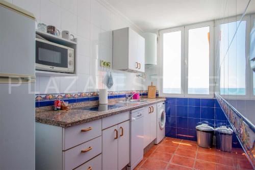 La cuisine est équipée d'un évier et d'un four micro-ondes. dans l'établissement Apartamento en Edificio Torresol, 1ª linea de playa en Nerja, à Nerja