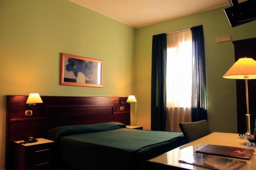 Säng eller sängar i ett rum på Panorama Hotel