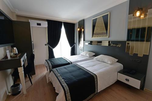 a bedroom with a large bed and a desk at Hotel Sultansaray Sultanhanı in Sultanhanı