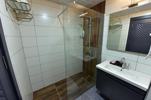 a bathroom with a sink and a shower at Hotel Sultansaray Sultanhanı in Sultanhanı