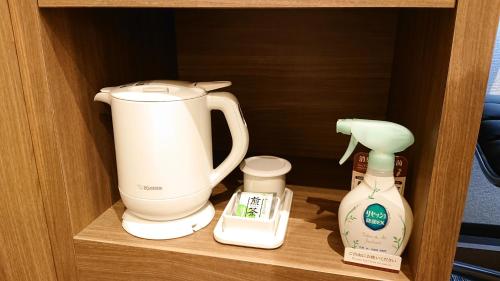 
a blender and a cup on a shelf at Ochanomizu Inn in Tokyo
