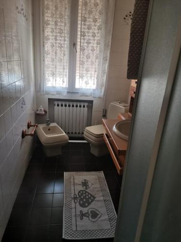 a small bathroom with a sink and a toilet at Ca' Dorotea in Canaro
