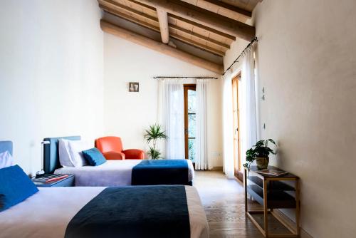 una habitación de hotel con dos camas y un sofá en Villa Le Terrazze, en Torri del Benaco