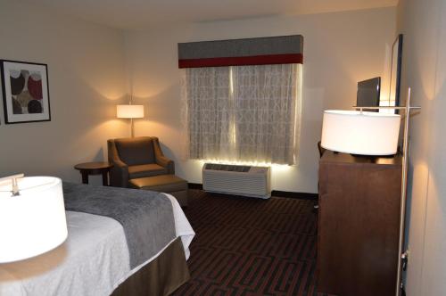 Best Western Plus Stevens County Innにあるベッド