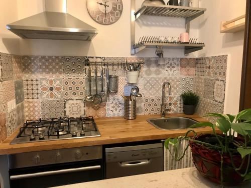 Dapur atau dapur kecil di La casa nei carobi