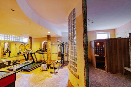 a gym with treadmills and ellipticals in a room at Panorama_SPA in Trzęsacz