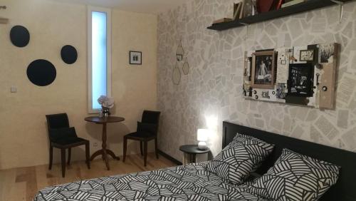 Ένα ή περισσότερα κρεβάτια σε δωμάτιο στο Un nid pour la nuit, Chambres d’hôtes