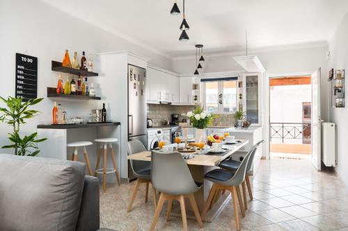 een keuken en eetkamer met een tafel en stoelen bij Casa Eleni in Kanálion