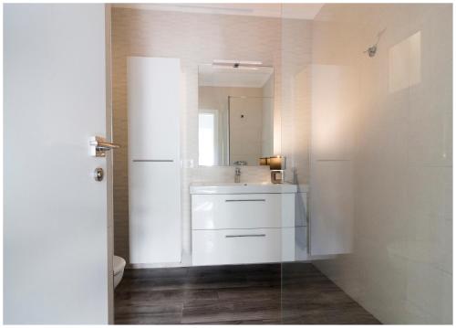a bathroom with a sink and a mirror at Apartamento en centro de Moraira in Moraira