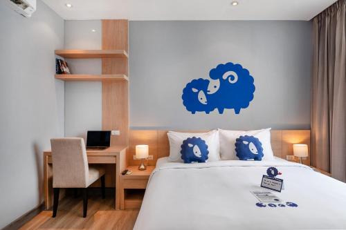 Ένα ή περισσότερα κρεβάτια σε δωμάτιο στο Kokotel Bangkok Dheva Thonglor