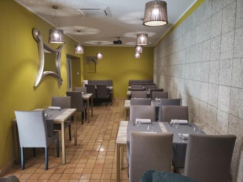 une salle à manger avec des tables, des chaises et des lumières dans l'établissement Cal Duran, à Esparraguera