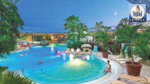 Hồ bơi trong/gần Familienhotel nahe der Therme Erding