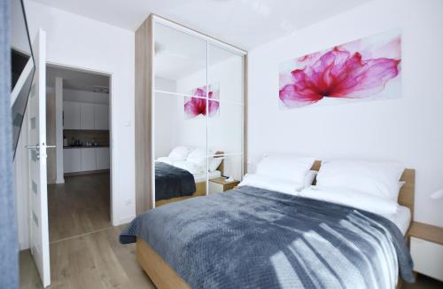 Posteľ alebo postele v izbe v ubytovaní Apartamenty NAVIGATOR PORT-NADMORSKIE TARASY Brilliant 613