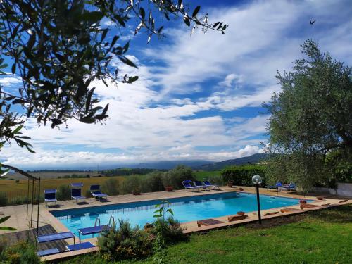 uma piscina com vista para as montanhas em Agriturismo San Cristoforo di Marco e Andrea em Amelia